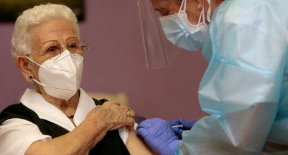 Araceli Hidalgo, 96, said she felt nothing as she became the first Spaniard to receive the coronavirus vaccination.  By Pepe Zamora (POOL/AFP)