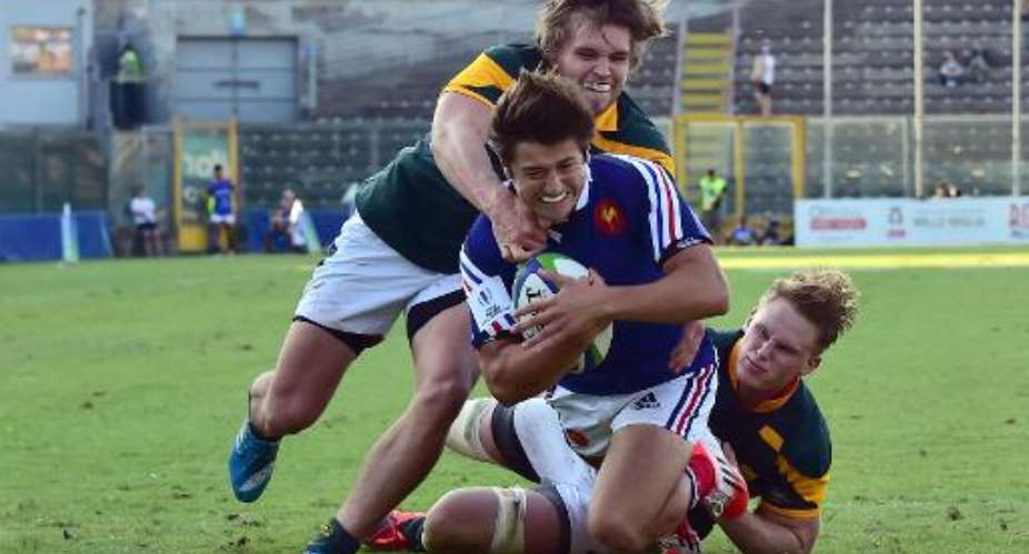 Frances Camille Chat (C) is tackled by South Africa Dan Du Preez (R) and Daniel Du Plessis during the World Rugby U20 Championship 3rd place Play-off match in Cremona, Italy on June 20, 2015.  By Giuseppe Cacace (AFP)