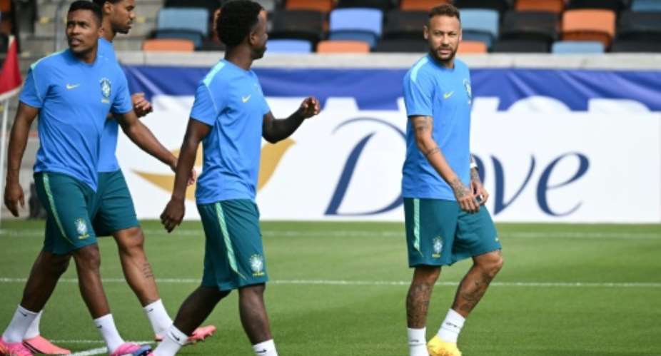 Brazils Vinicius Junior (C) and Neymar take part in a World Cup training session in Houston.  By RONALDO SCHEMIDT (AFP)