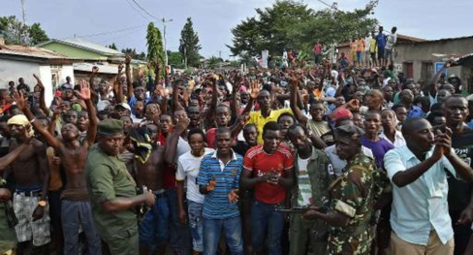 Soldiers try to contain protestors during a demonstration against the Burundian president's third term in the Musaga neighborhood of Bujumbura on May 20, 2015.  By Carl de Souza AFP