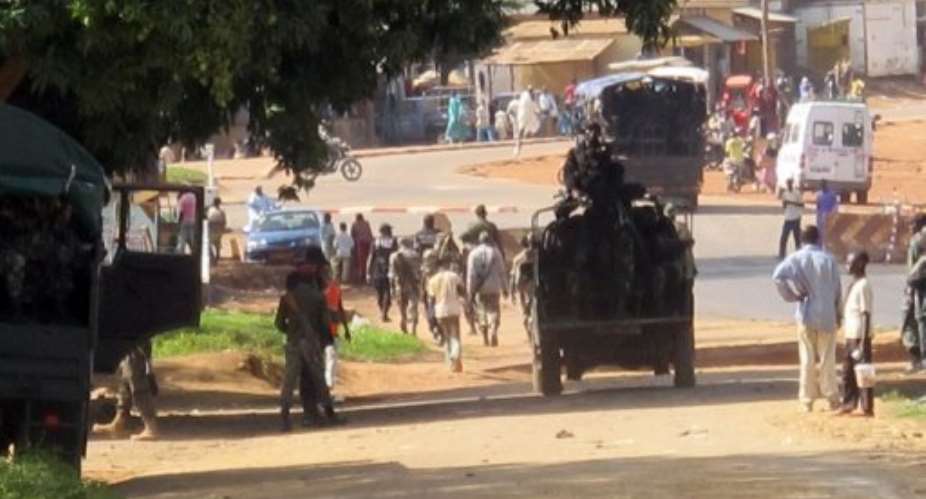 Cameroonian troops block the border with the Central African Republic in Garoua Boulai on April 13, 2013.  By Reinnier Kaze (AFP/File)