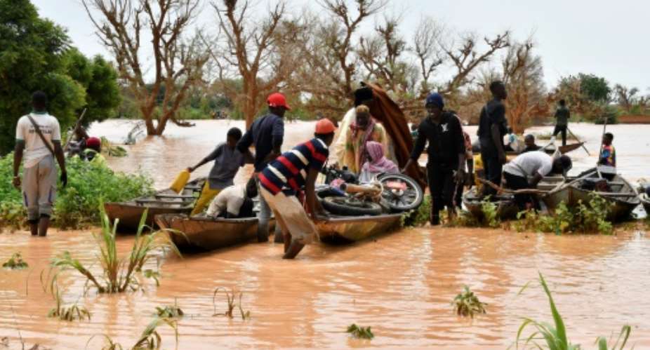 Canoes have replaced other forms of transport after heavy rains in Niger.  By BOUREIMA HAMA (AFP)