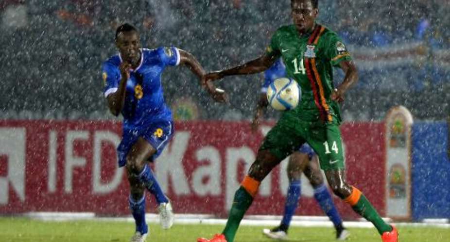 Cape Verde's midfielder Toni Varela L vies with Zambia's midfielder Kondwani Mtonga during the African Cup of Nations group A football match on January 26, 2015 in Ebebiyin.  By Khaled Desouki AFP