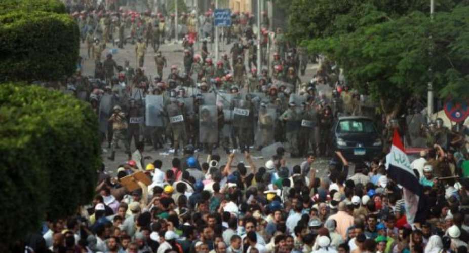 Egyptian demonstrators confront riot police during protests outside the defense ministry in Cairos Abbassiya district.  By Khaled Desouki (AFP)