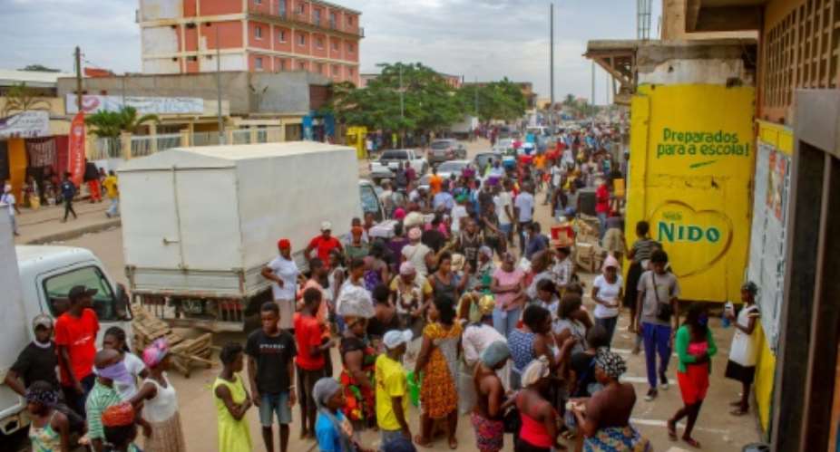 Crowds continue to mass at markets, in front of shops or by water points in Luanda despite the lockdown against the coronavirus.  By Osvaldo Silva AFP