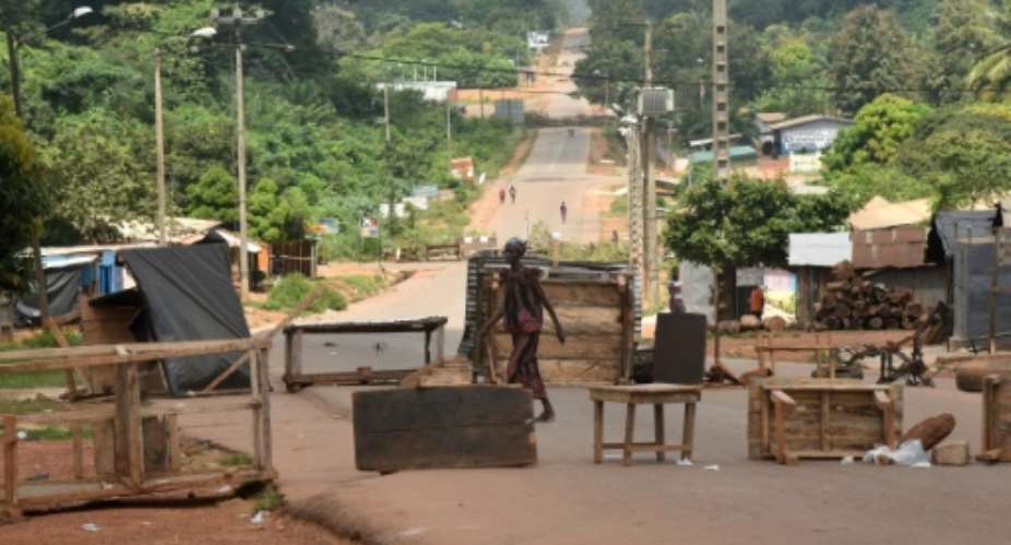 Des barrages empchent le 31 octobre 2020 l'accs  la ville de Daoukro o les habitants n'ont pas pu voter  la prsidentielle en Cte d'Ivoire.  By SIA KAMBOU AFP