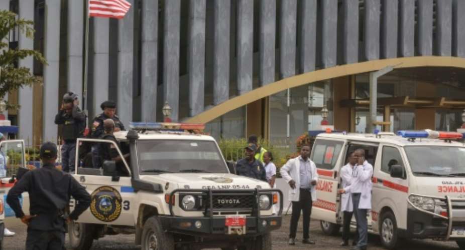 Des policiers montent la garde prs dun avion transportant des migrants expulss des tats-Unis,  laroport international Roberts de Harbel, prs de Monrovia, le 20 aot 2026 au Liberia.  By Matthew Jacobs (AFP)