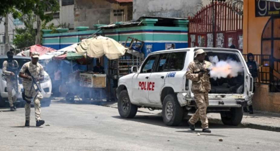 Des policiers tirent du gaz lacrymogne vers des manifestants  Carrefour-Feuilles,  Port-au-Prince, le 14 aot 2023.  By Richard PIERRIN AFPFile