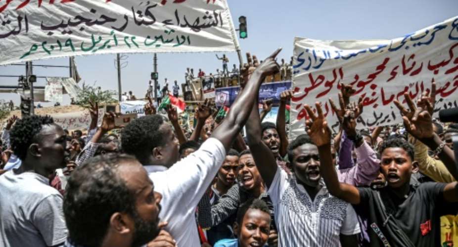 Despite the ousting of long-time leader Omar al-Bashir, Sudanese protesters have kept up their demonstrations calling for the military to hand over rule to a civilian government.  By OZAN KOSE AFP
