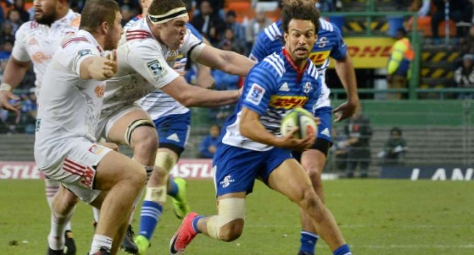 Dillyn Leyds (R) of the Stormers tries to avoid a tackle during the Super Rugby quarter-final match between the Chiefs at Newlands Stadium in Cape Town on July 22, 2017.  By Rodger BOSCH (AFP/File)