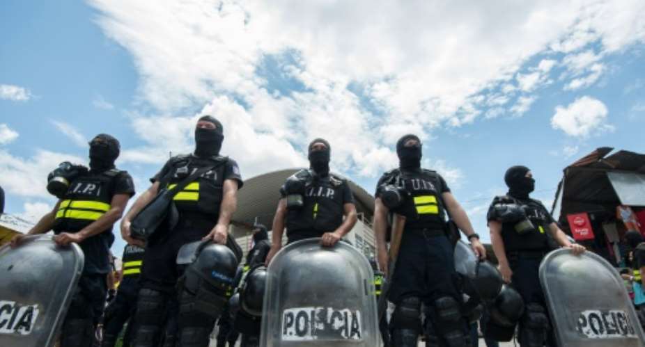 Costa Rican police personnel in riot gear form a line in the border with Panama, 320 km south of San Jose on April 14, 2016.  By Ezequiel Becerra AFPFile