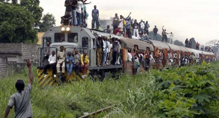 This picture taken on November 8, 2006 shows a commuter train carrying Congolese people in Kinshasa.  By Issouf Sanogo AFPFile