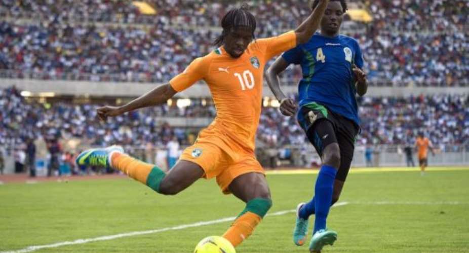 Gervais Kouassi Gervinho (L) of Ivory Coast vies with Erasto Nyoni of Tanzania on June 16, 2013 in Dar es Salaam.  By Tony Karumba (AFP)