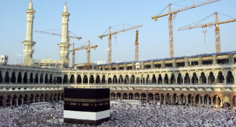 Eighteen Egyptians were injured and an Ethiopian worker was killed when a metal roof of a building under construction collapsed in Mecca, a newspaper reported.  By Khaled Desouki AFPFile