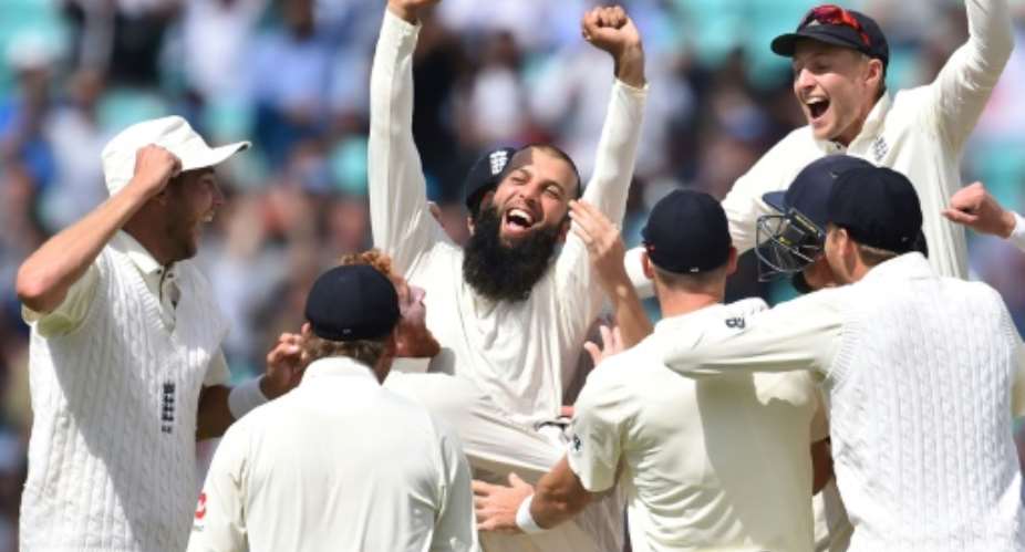 England's Moeen Ali C and teammates celebrate victory on the fifth and final day of their 3rd Test match against South Africa, at The Oval cricket ground in London, on July 31, 2017.  By Glyn KIRK AFP