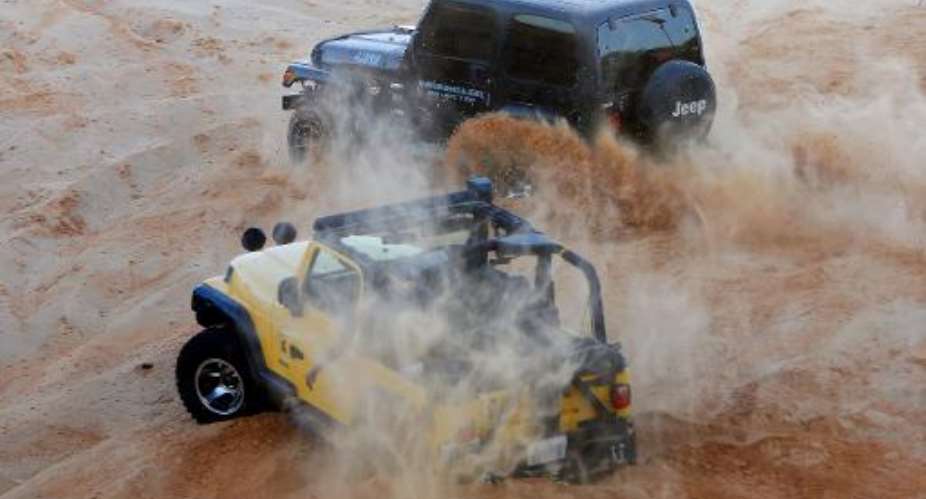 Far from Libya chaos, drivers battle it out in dunes