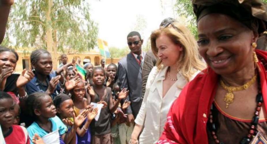 Frances first lady Valerie Trierweiler (2ndR) and Malian First Lady Mintou Traore (R) greet children in Gao.  By Sebastien Rieussec (AFP)