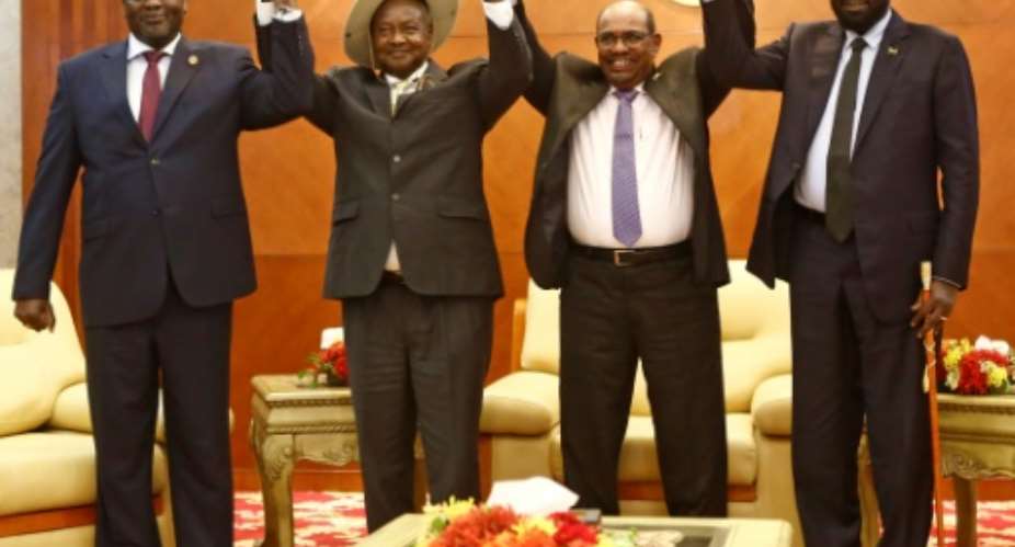 From left to right, South Sudan's opposition leader Riek Machar, Ugandan President Yoweri Museveni, Sudanese President Omar al-Bashir and South Sudanese President Salva Kiir, pose for a picture before a meeting in Khartoum on June 25, 2018.  By ASHRAF SHAZLY AFP