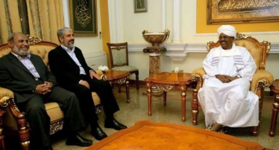 Sudanese President Omar al-Bashir (R) meets with Hamas supremo Khaled Meshaal (2nd L) and Hamas leader Mahmud al-Zahar.  By Ashraf Shazly (AFP)