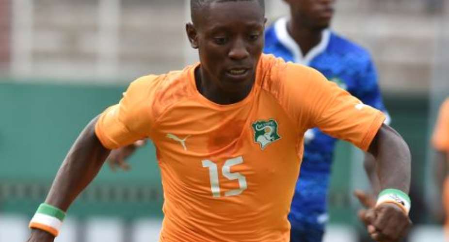 Ivory Coast's midfielder Max-Alain Gradel runs with the ball during the 2015 African Cup of Nations qualifying match between Ivory Coast and Sierra Leone at the Felix Houphouet-Boigny stadium in Abidjan on September 6, 2014.  By Issouf Sanogo AFPFile