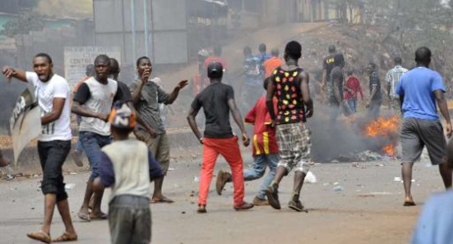 Protesters block a street in Conakry on May 4, 2015 during fresh demonstrations against the timetable set down for presidential and local elections.  By Cellou Binani AFP