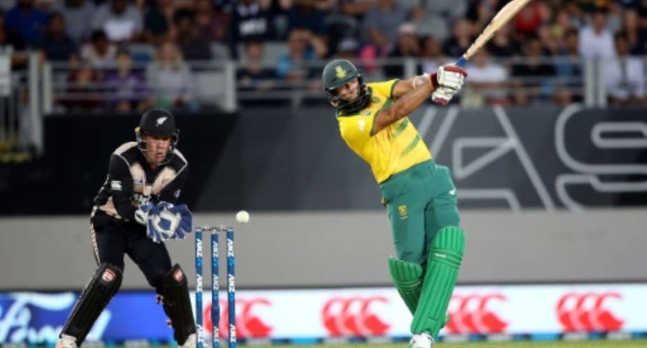 Hashim Amla of South Africa R bats as New Zealand wicketkeepter Luke Ronchi looks on during their Twenty20 match, at Eden Park in Auckland, on February 17, 2017.  By Michael Bradley AFP