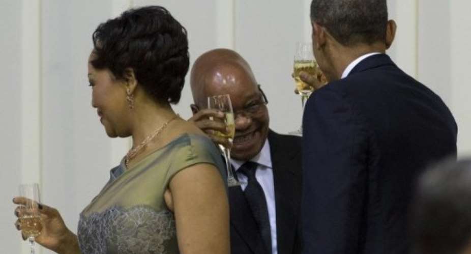 South African President Jacob Zuma and US President Barack Obama toast each other, June 29, 2013.  By Saul Loeb AFP
