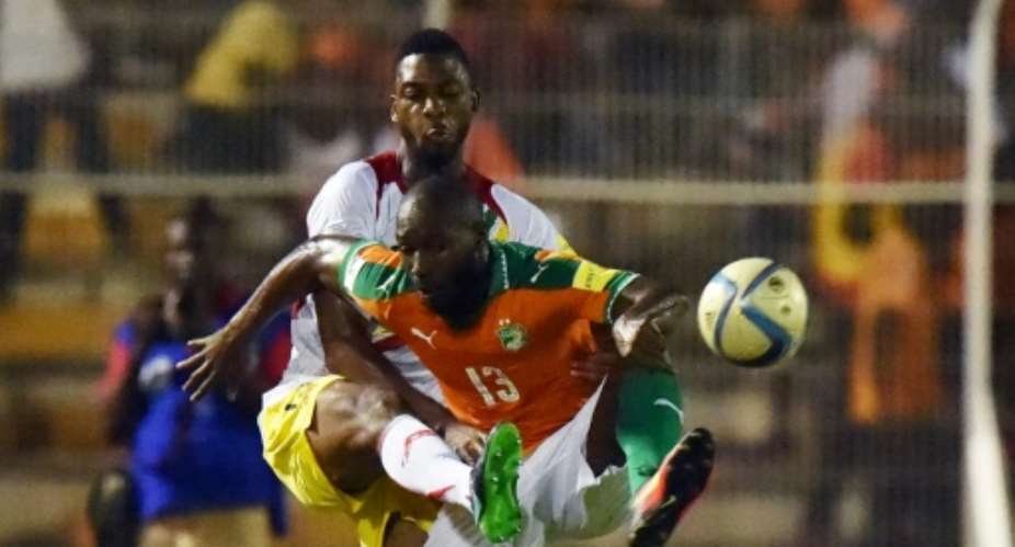 Ivory Coast's Sio Giovanni R vies with Mali's Samba Sow during the FIFA World Cup 2018 football qualification match between Ivory Coast and Mali at the stade de la Paix in Bouake on October 8, 2016.  By Issouf Sanogo AFP