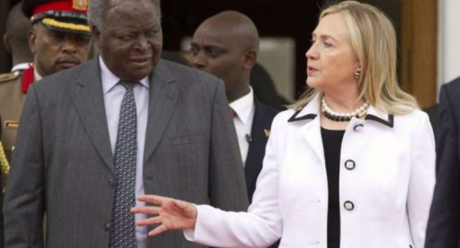 US Secretary of State Hillary Clinton meets with Kenyan President Mwai Kibaki at the State House in Nairobi.  By Jacquelyn Martin (AFP)