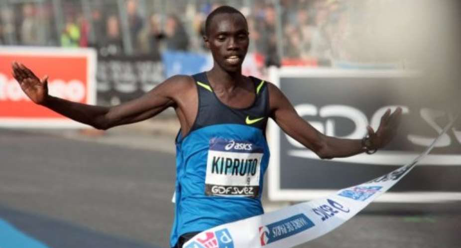 Kenyas Vincent Kipruto is pictured crossing the finish line at the Paris Marathon on April 5, 2009.  By Jacques Demarthon (AFP/File)