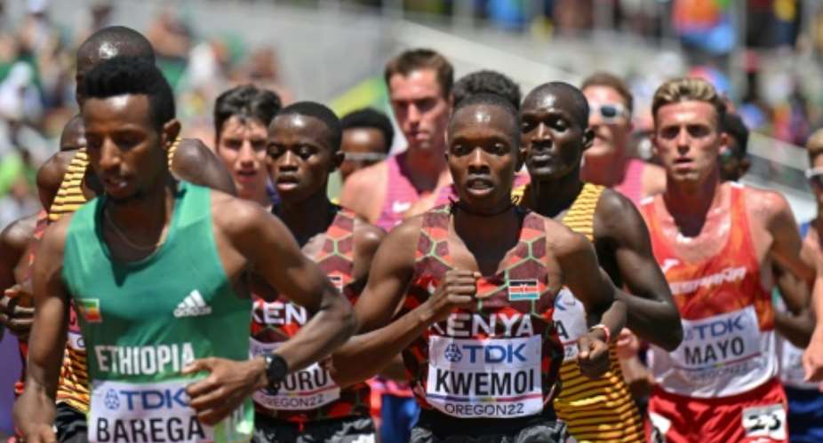 Kenyas Rodgers Kwemoi (C) competes in the mens 10,000m final during the 2022 World Championships in Eugene.  By ANDREJ ISAKOVIC (AFP)