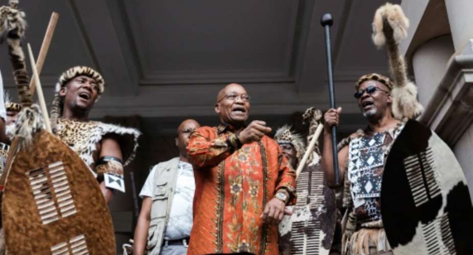 Le prsident sud-africain Jacob Zuma, au centre, danse avec des chefs traditionnels lors d'une rencontre  Durban, le 5 janvier 2018..  By RAJESH JANTILAL AFP