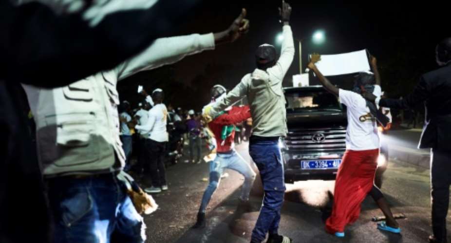 Les partisans du prsident sortant Macky Sall clbrent en avance la victoire de leur candidat  la prsidentielle sngalaise le 24 fvrier 2019  Dakar.  By MICHELE CATTANI AFP