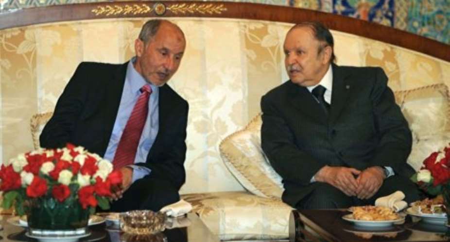 Libyan leader Mustapha Abdeljalil (L) and Algerian President Abdelaziz Bouteflika hold talks in Algiers.  By Farouk Batiche (AFP)