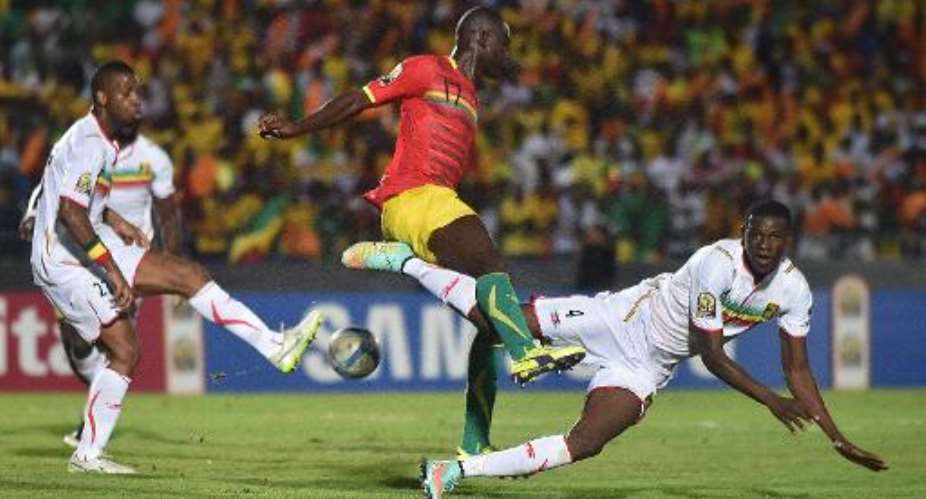 Guinea's midfielder Boubacar Fofana C vies with Mali's defender Salif Coulibaly during their 2015 African Cup of Nations group D football match in Mongomo, on January 28, 2015.  By Carl De Souza AFP