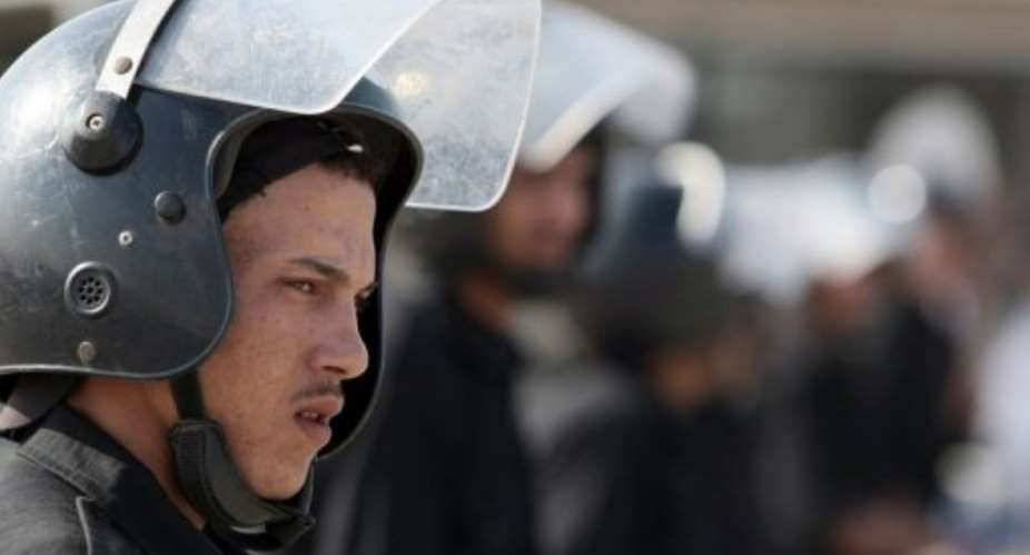 Egyptians police stand gurad in Cairo.  By Mahmud Hams (AFP/File)