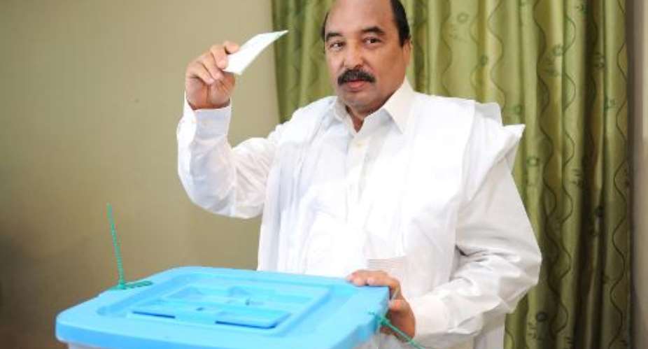 Mauritanias incumbent President Mohamed Ould Abdel Aziz casts his ballot at a polling station in Nouakchott, on June 21, 2014, during the presidential elections.  By Seyllou (AFP/File)