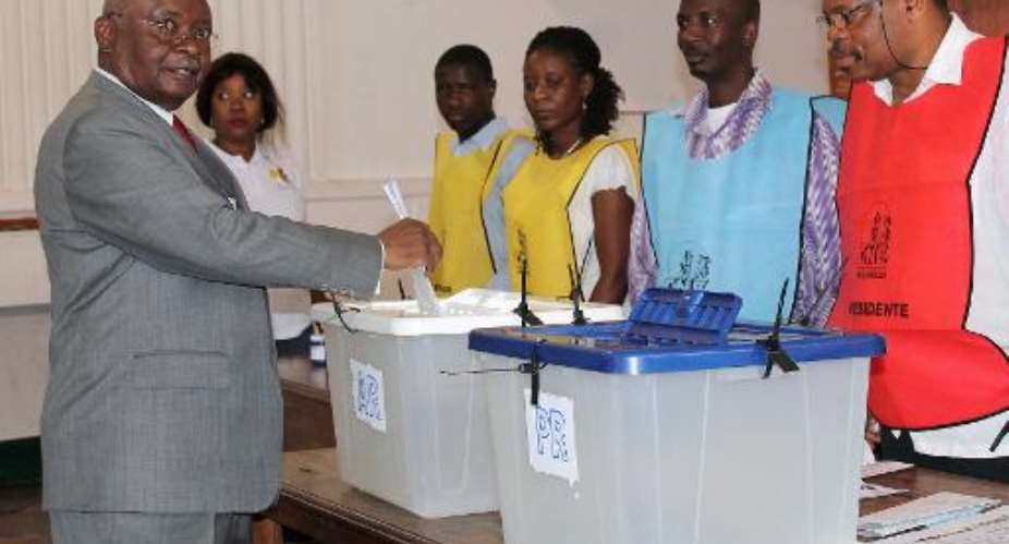 Armando Guebuza left casts his ballot for Mozambique's general election at a polling station in Maputo on October 15, 2014.  By Jorge Tome AFP