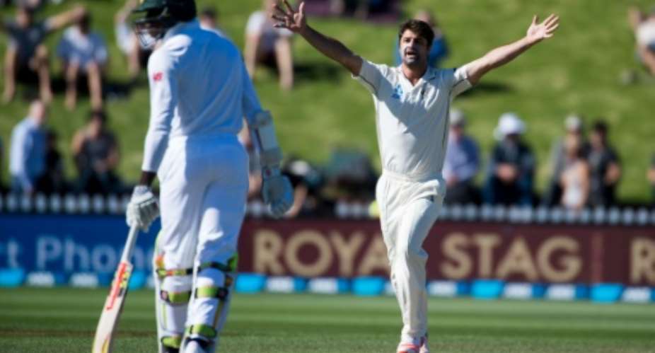 New Zealand bowler Colin De Grandhomme R takes three for 22 off 11 overs by lunch in the second Test in Wellington, March 17, 2017.  By Marty MELVILLE AFP