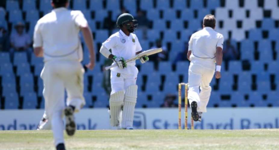 New Zealand bowler Neil Wagner R celebrates the dismissal of South African batsman Themba Bavuma C during the second day of the second Test in Centurion, South Africa on August 28, 2016.  By Gianluigi Guercia AFP