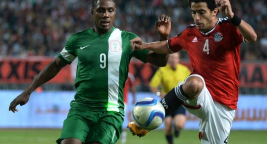 Egypts Omar Gaber (R) controls the ball as Nigerias Odion Ighalo defends  during their African Cup of Nations group G qualification football match on March 29, 2016.  By Khaled Desouki (AFP)