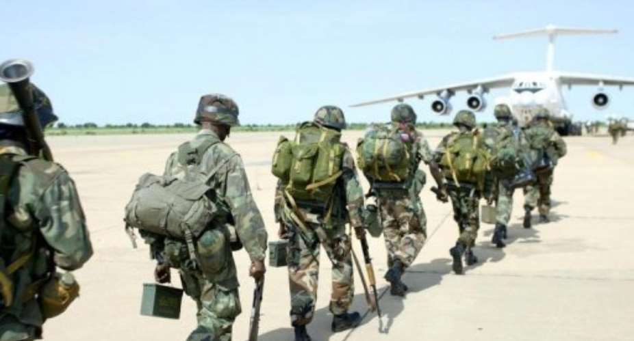 Nigerian soldiers board a UN plane in Sokoto in 2003.  By Pius Utomi Ekpei (AFP/File)