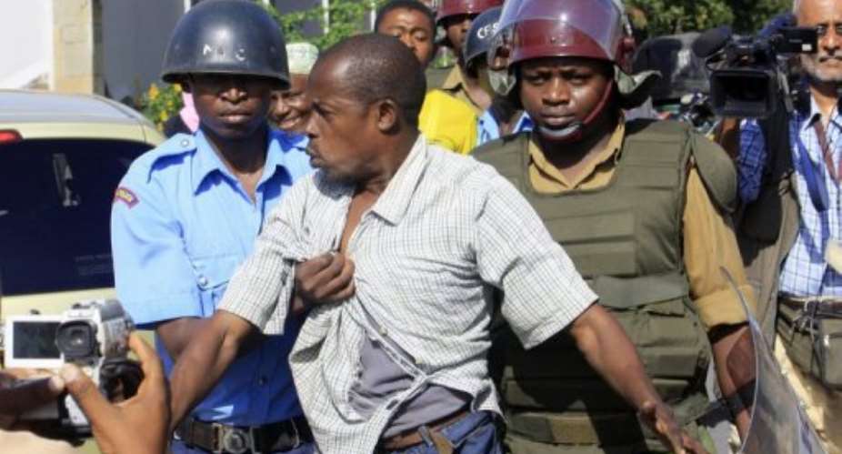 Riot police arrest a sympathiser of the now outlawed Mombasa Republican Council.  By Stringer (AFP)