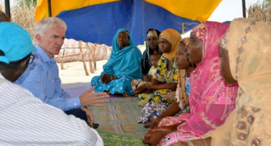 People of the N'Gaman camp for refugeees and people displaced by Boko Haram in southeast Niger discuss their needs with the UN's emergency relief chief, Sir Mark Lowcock.  By BOUREIMA HAMA AFP