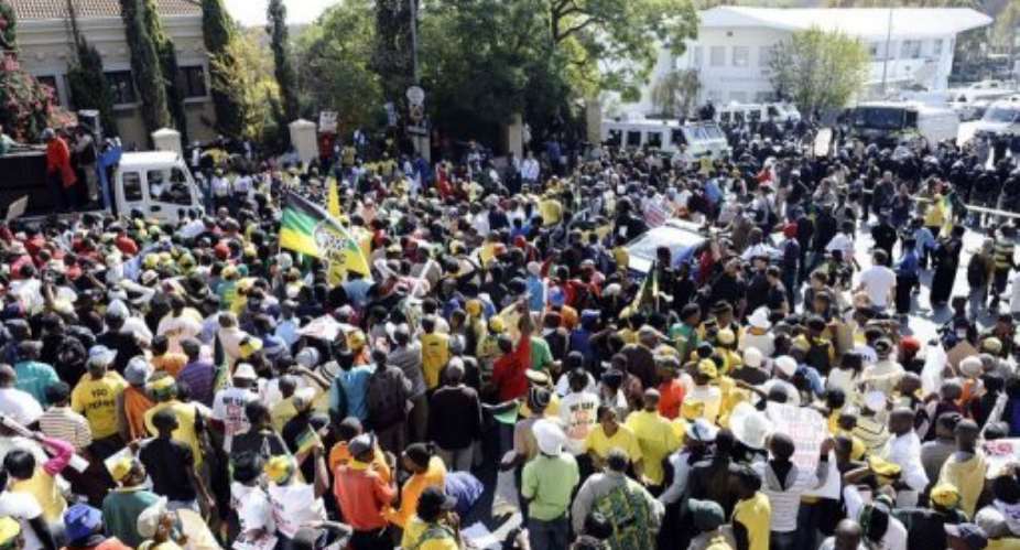 Hundreds of supporters of South Africas ruling African National Congress march on a Johannesburg art gallery.  By Stephane de Sakutin (AFP)