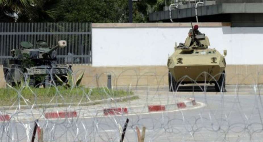 Tunisian soldiers guard  the US embassy building in Tunis.  By Fethi Belaid AFP