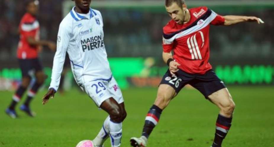 Auxerre's Congoleese midfielder Delvin Ndinga L vies with Lille's British midefielder Joe Cole.  By Philippe Huguen AFPFile