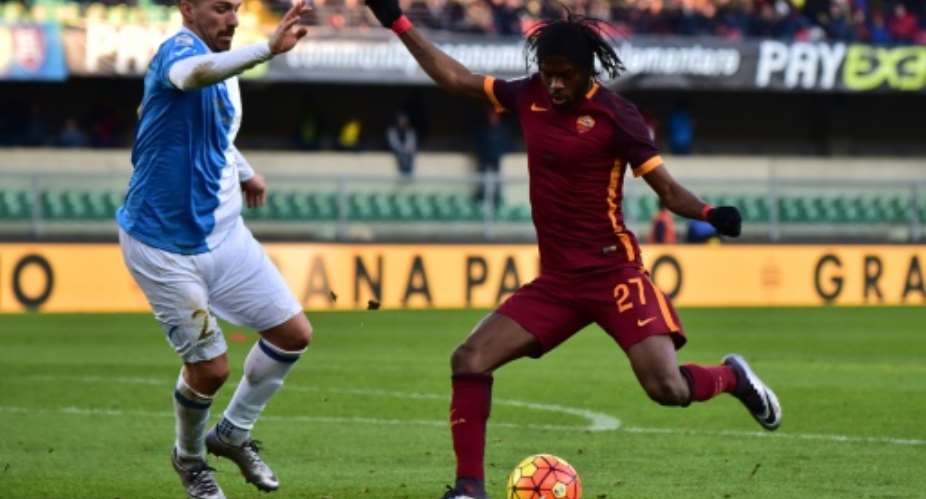 Roma forward Gervinho R fights for the ball with Chievo defender Fabrizio Cacciatore during the Serie A match at Bentegodi Stadium in Verona on January 6, 2016.  By Giuseppe Cacace AFPFile