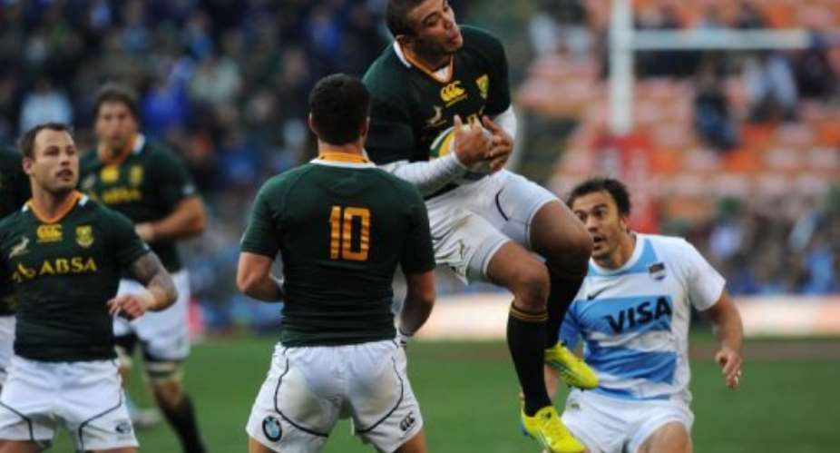 South Africas Bryan Habana (C) catches a high ball.  By Rodger Bosch (AFP)