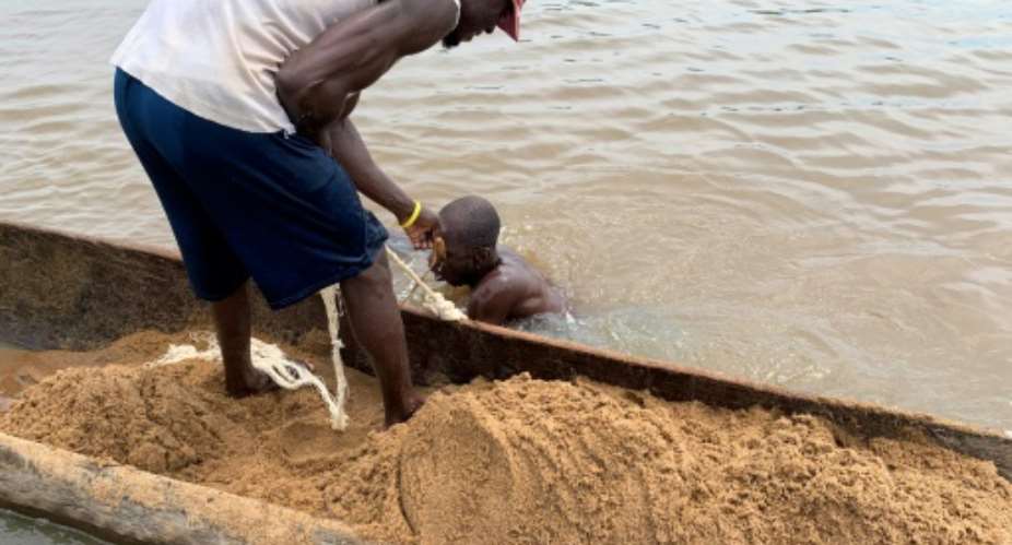 Sandfishers in Central African Republic hold their breath as they plunge the depths of the Ubangi River to extract sand.  By Annela NIAMOLO AFP